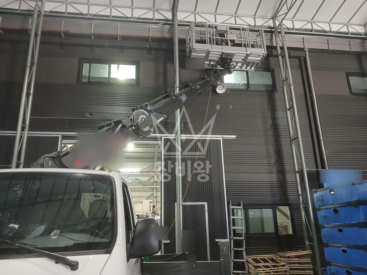 경기 수원시팔달구 북수동 스카이차 유리 작업 현장