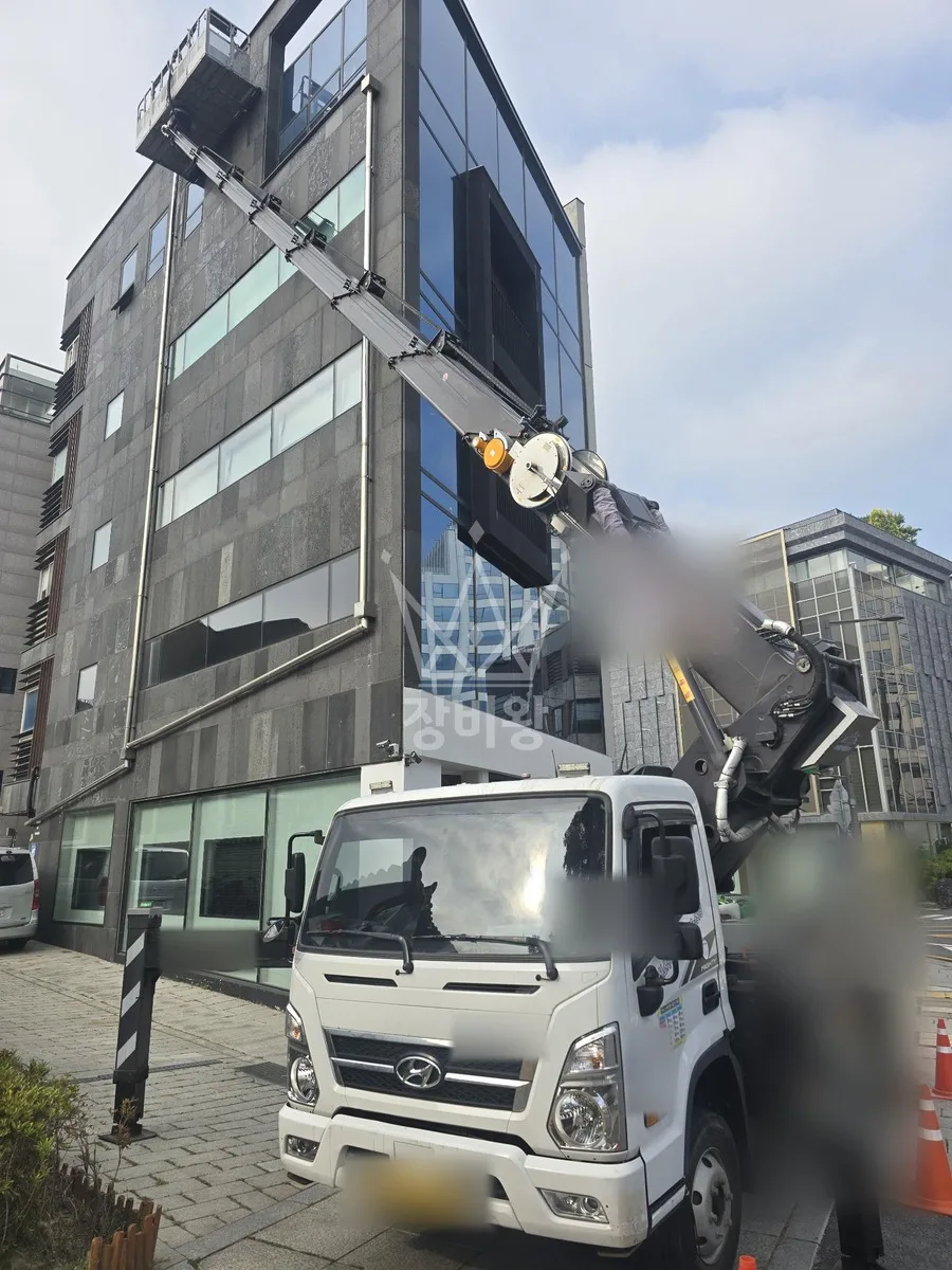 서울 종로구 스카이차 유리 작업 현장