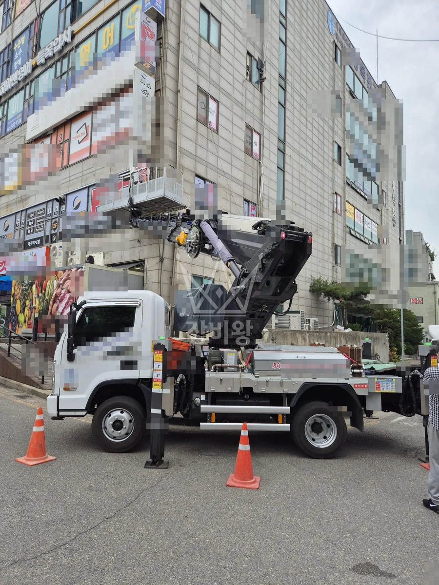 인천 제물포구 인현동 스카이차 유리 작업 현장