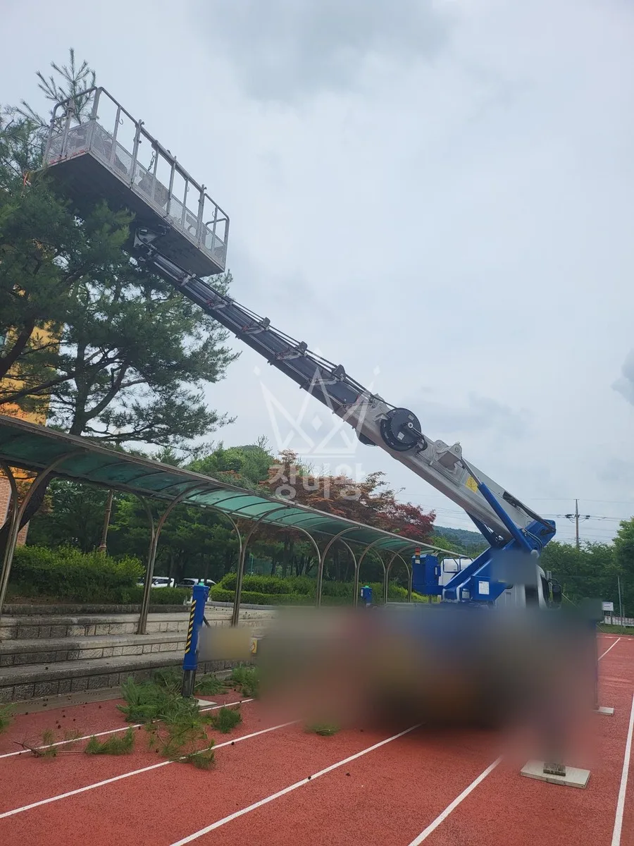대전 서구 산직동 스카이차 철골 작업 현장