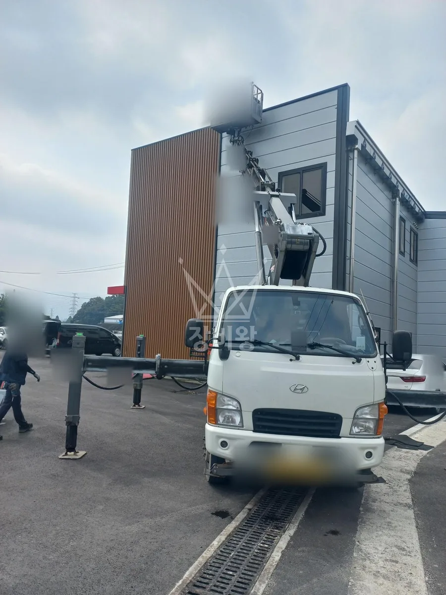 경기 포천시 이동면 스카이차 지붕 공사 작업 현장