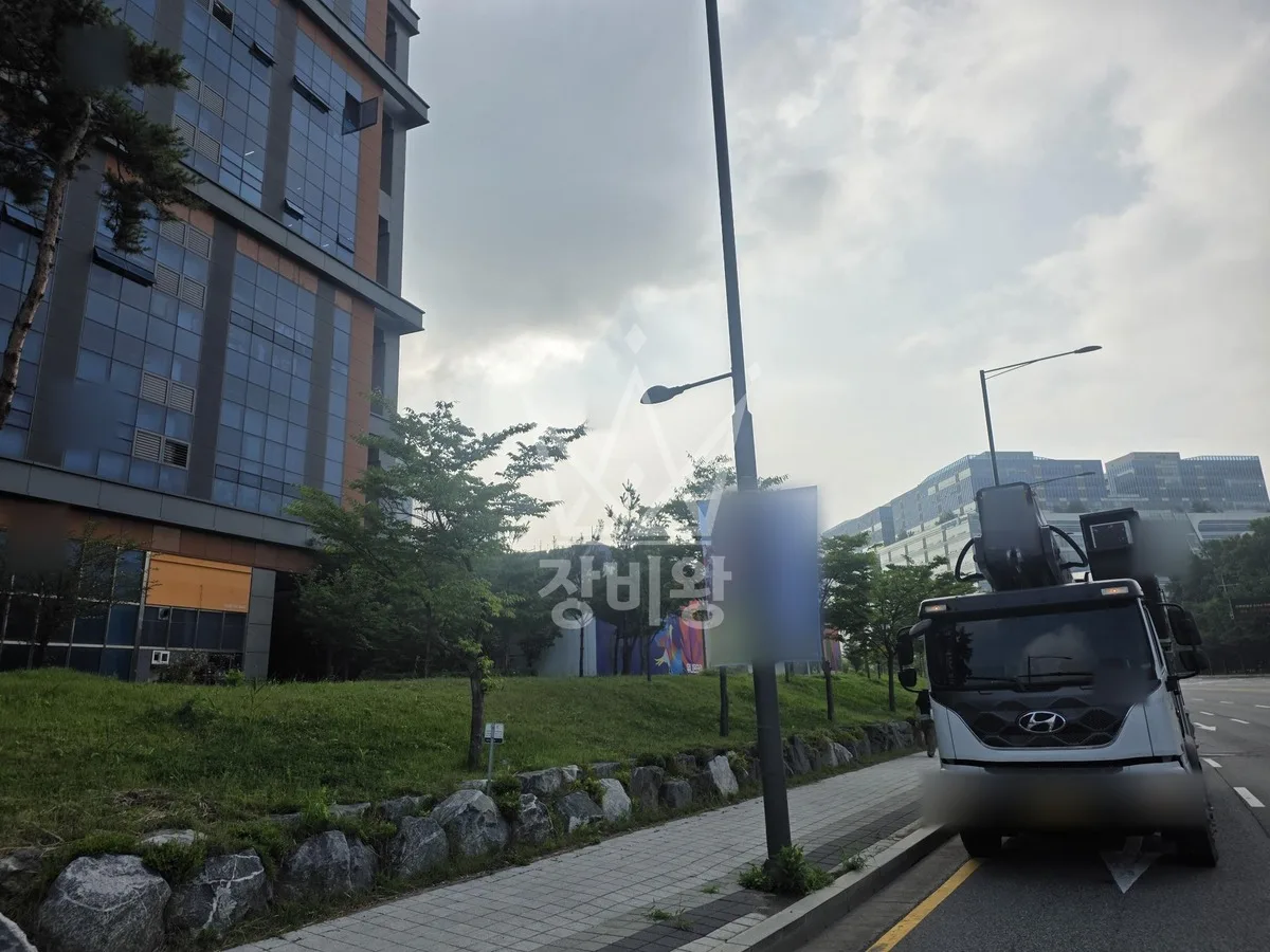 경기 용인시수지구 신봉동 스카이차 철골 작업 현장