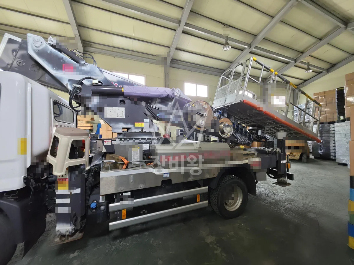 경기 연천군 전곡읍 전곡리 스카이차 자재 양중 작업 현장