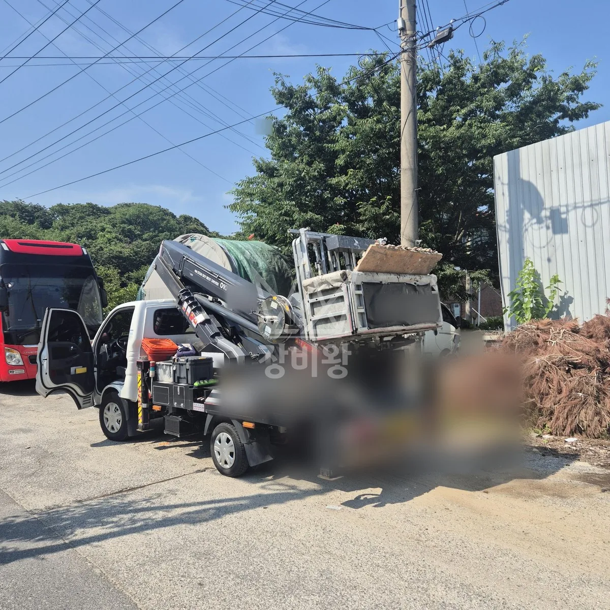 충북 보은군 스카이차 자재 양중 작업 현장
