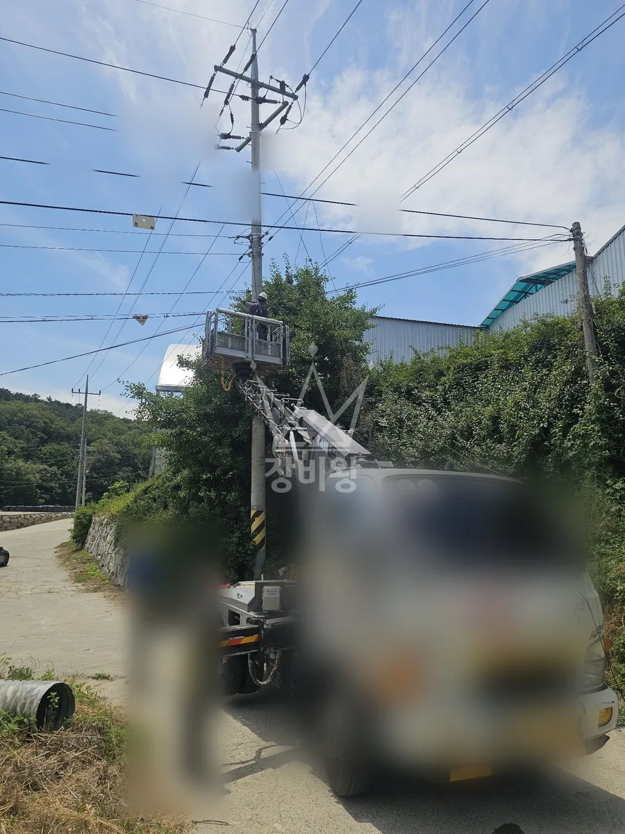 경북 청도군 스카이차 자재 양중 작업 현장