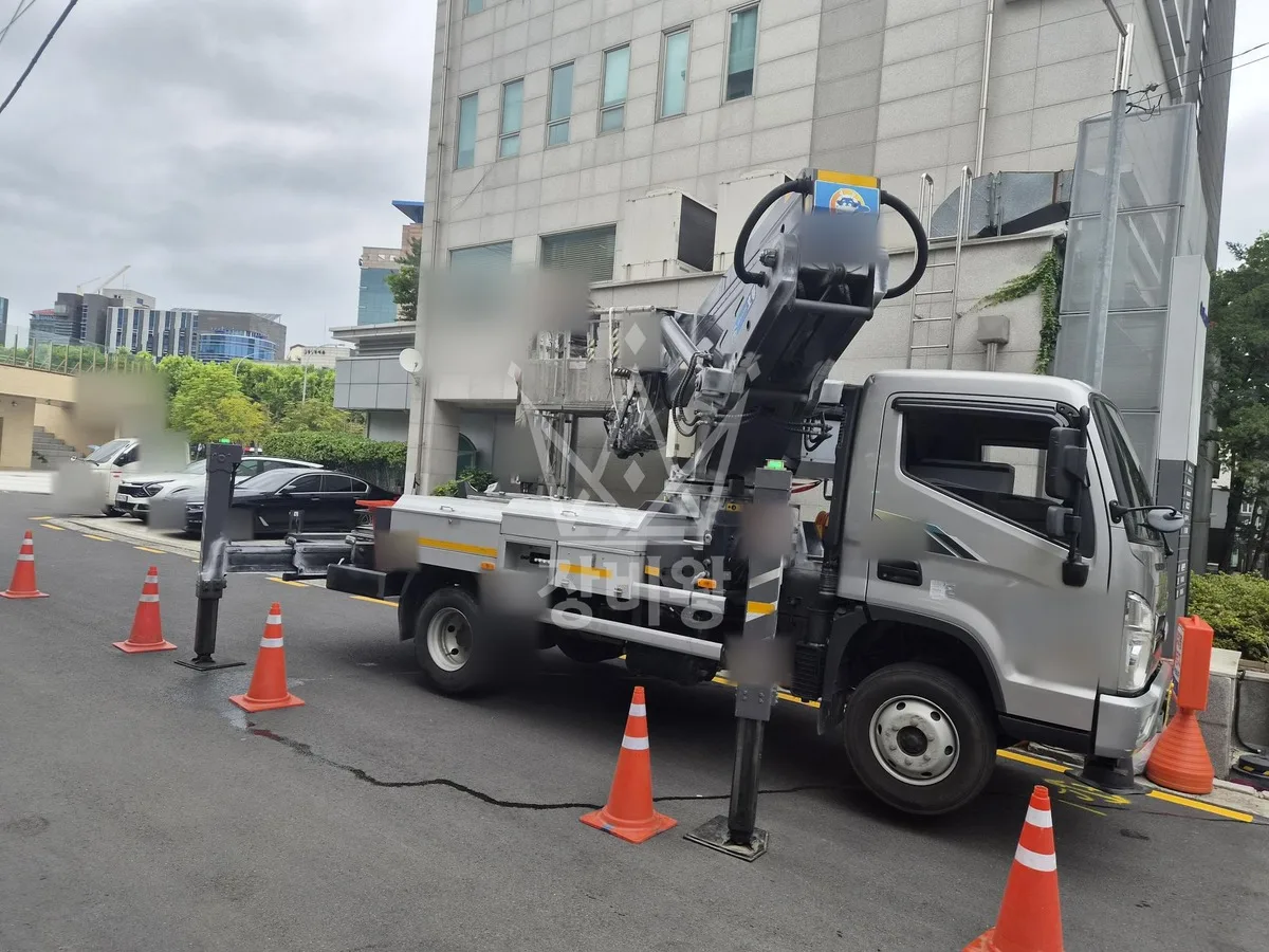 서울 서초구 우면동 스카이차 철골 작업 현장
