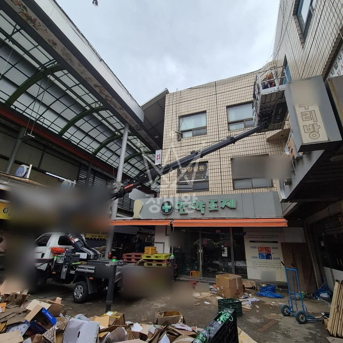 경기 이천시 대포동 스카이차 지붕 공사 작업 현장