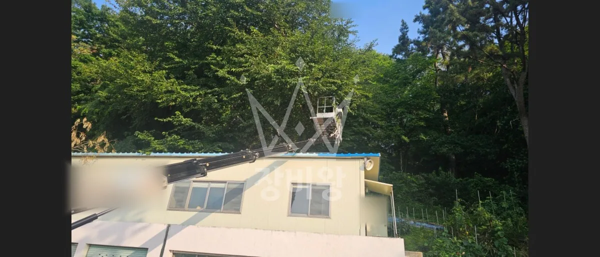 경남 남해군 스카이차 자재 양중 작업 현장