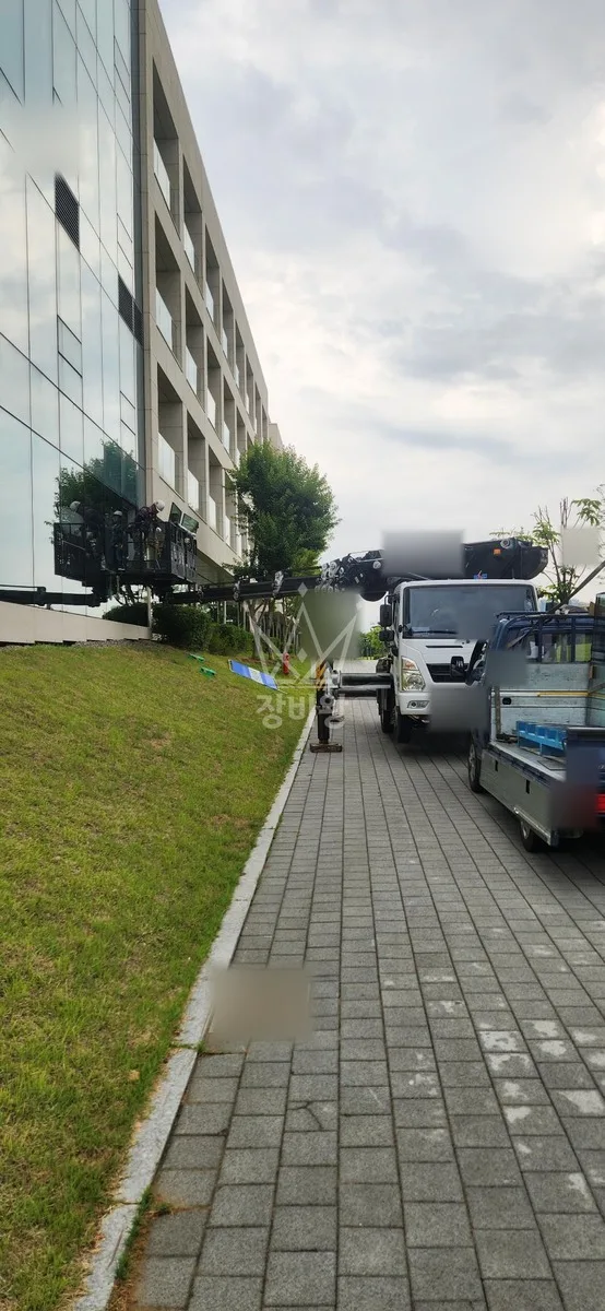 인천 제물포구 항동1가 스카이차 유리 작업 현장