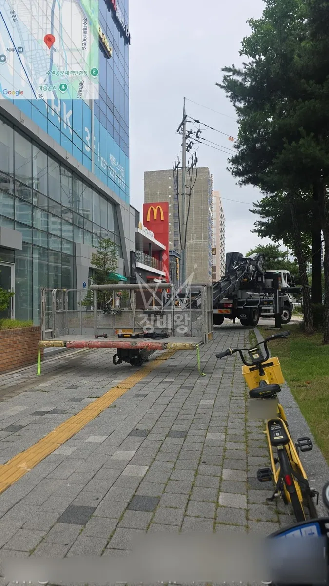 경기 연천군 중면 어적산리 스카이차 지붕 공사 작업 현장