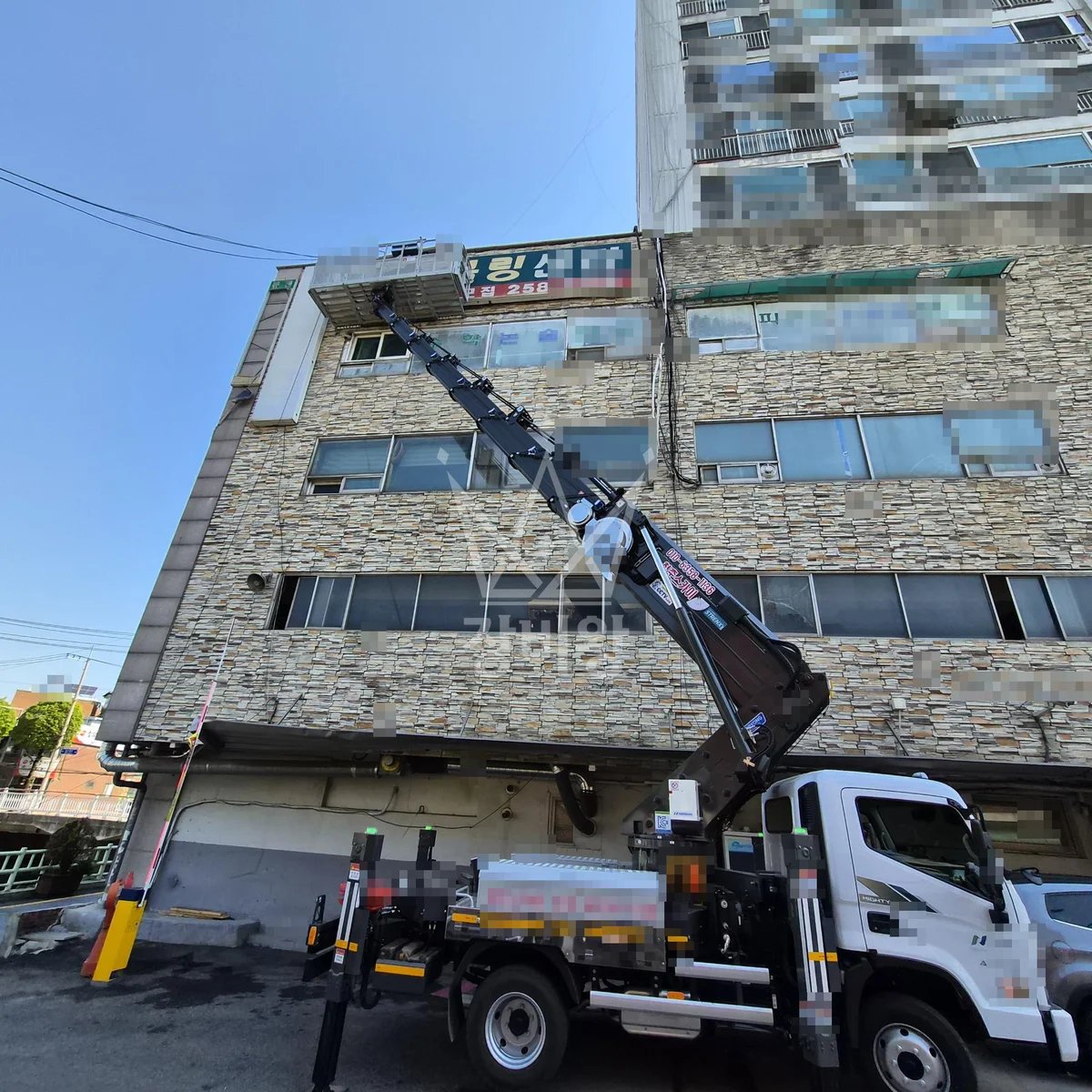 경기 수원시권선구 금곡동 스카이차 간판 작업 현장