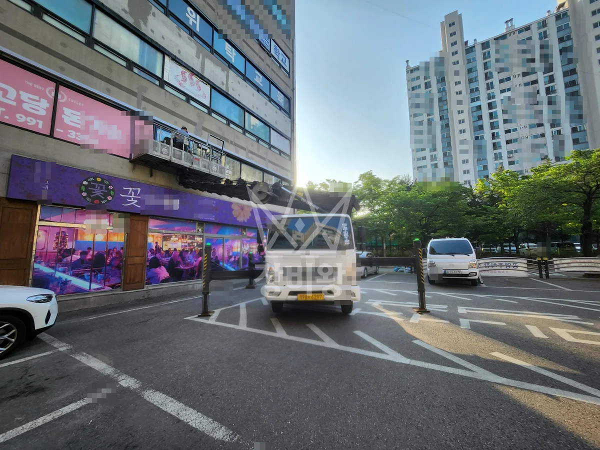 경기 연천군 전곡읍 스카이차 자재 양중 작업 현장