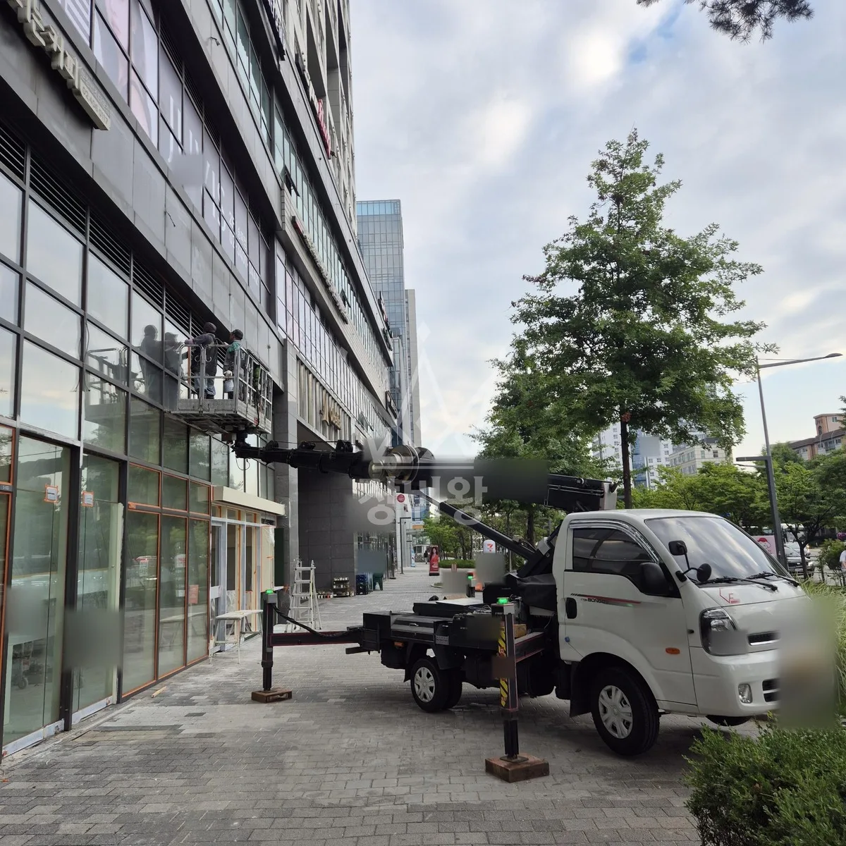 서울 송파구 방이동 스카이차 간판 작업 현장