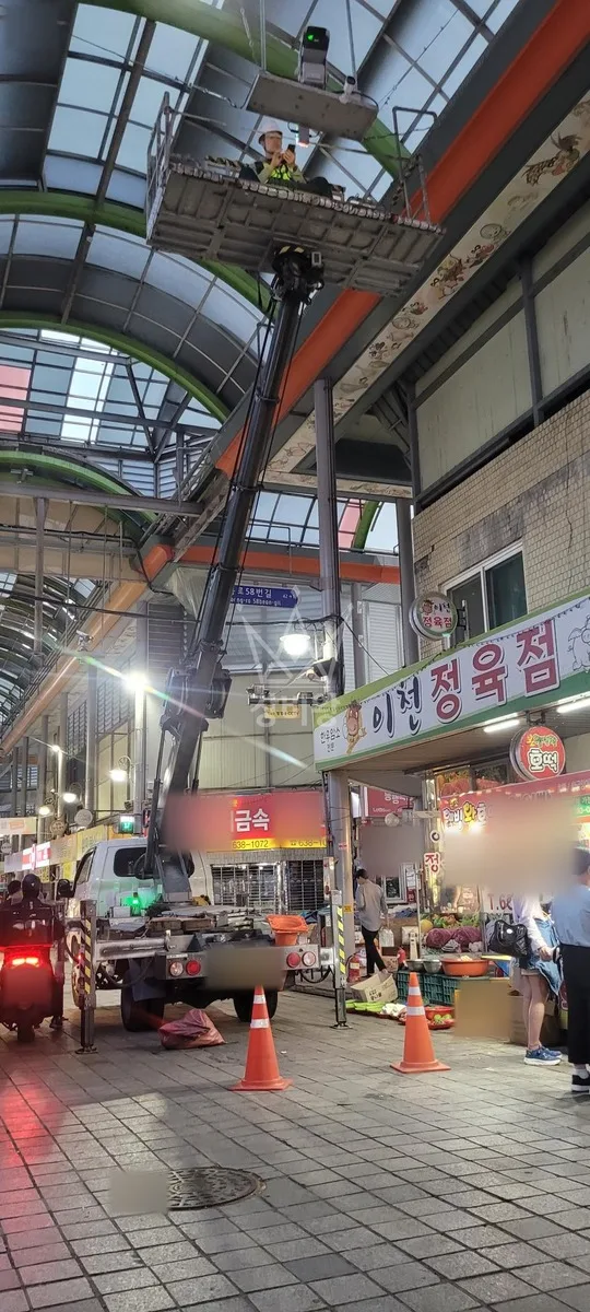경기 이천시 모가면 스카이차 철골 작업 현장