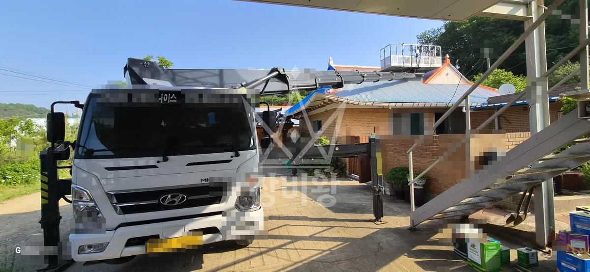 인천 강화군 스카이차 자재 양중 작업 현장
