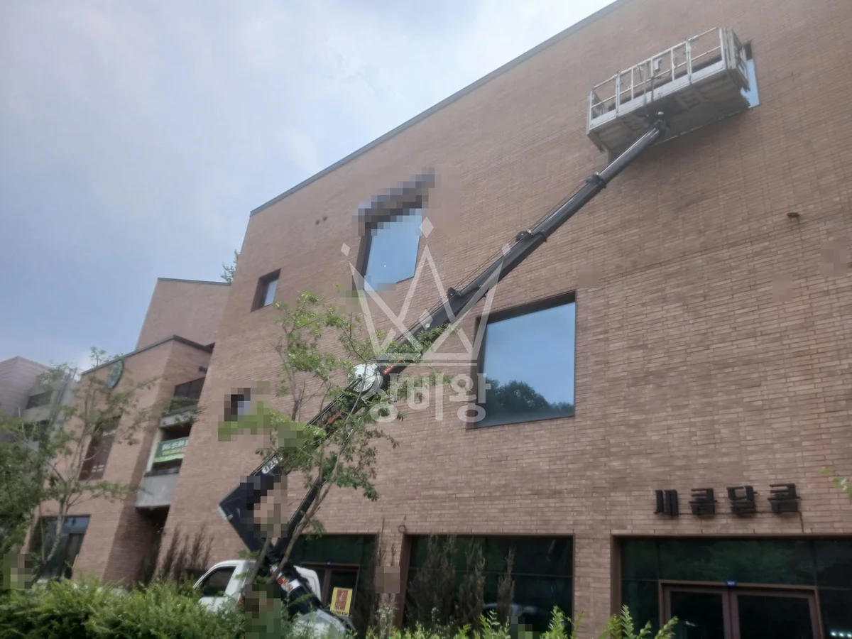 경기 용인시처인구 양지읍 남곡리 스카이차 유리 작업 현장