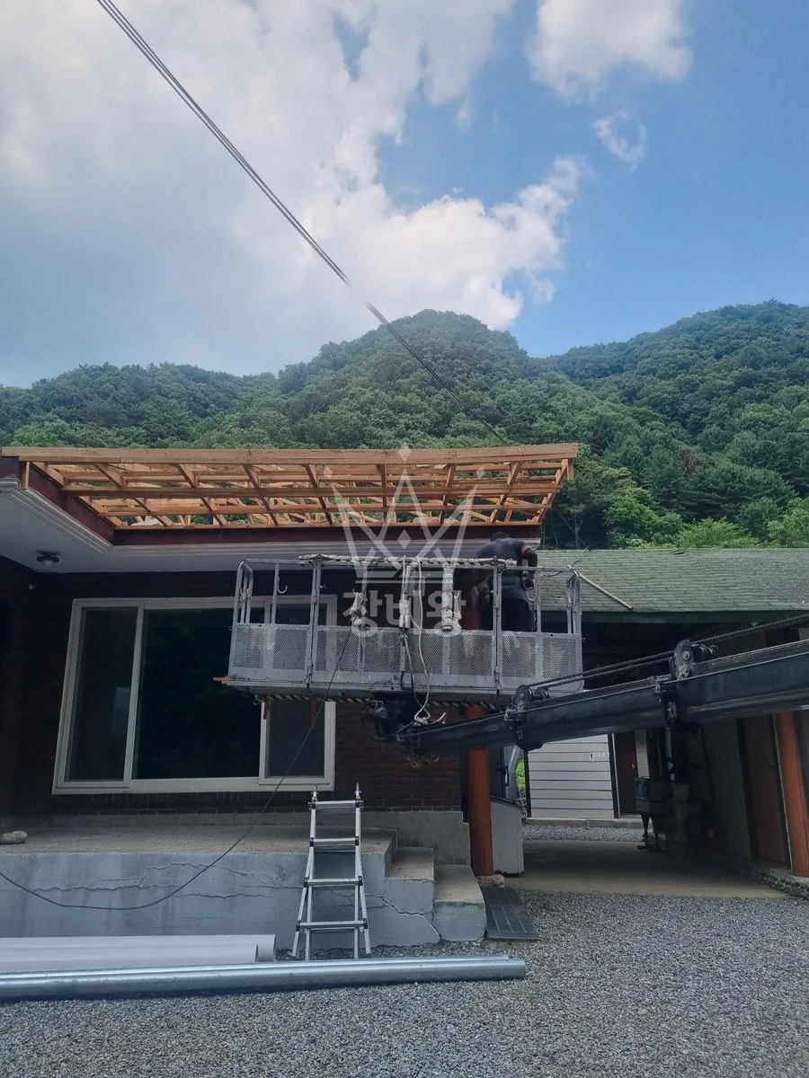 경기 가평군 스카이차 자재 양중 작업 현장