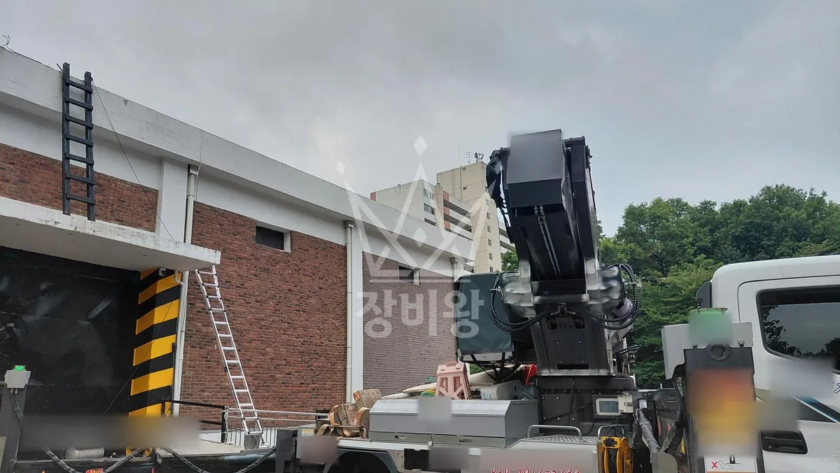 서울 강남구 스카이차 철골 작업 현장
