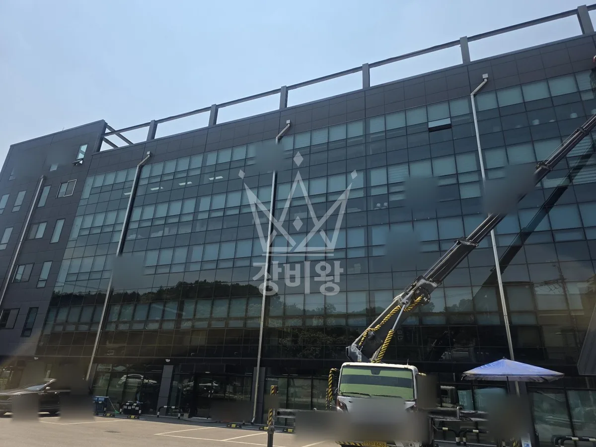 경기 안양시동안구 스카이차 유리 작업 현장