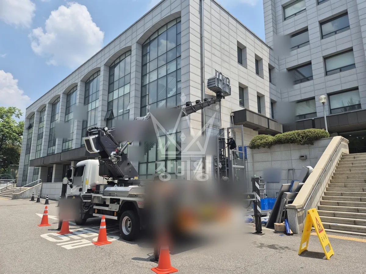서울 서대문구 스카이차 유리 작업 현장