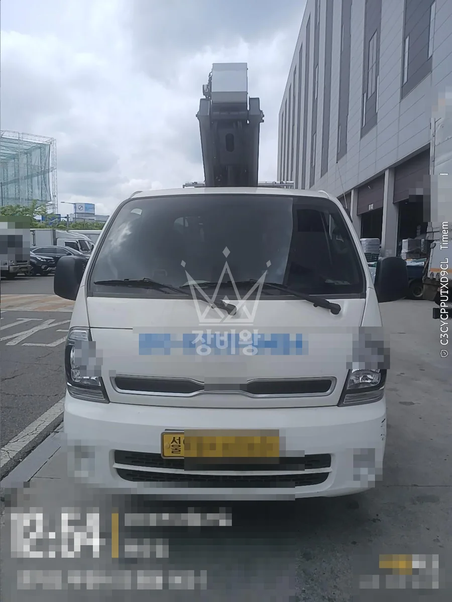 경기 수원시권선구 스카이차 유리 작업 현장