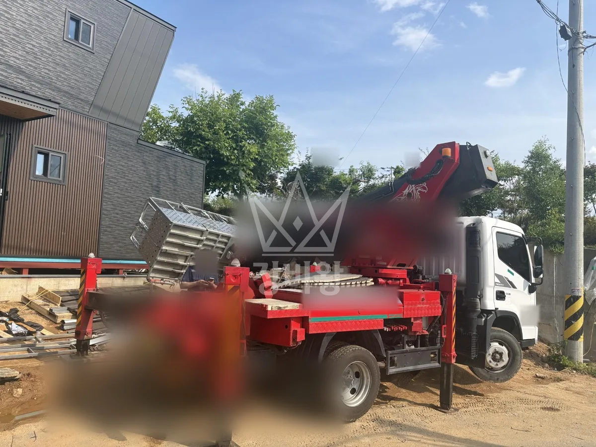 충북 영동군 스카이차 자재 양중 작업 현장
