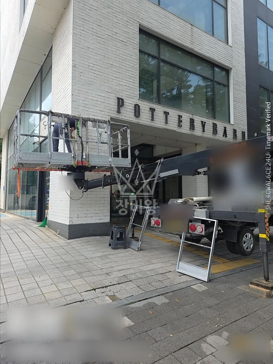 서울 강남구 압구정동 스카이차 철골 작업 현장