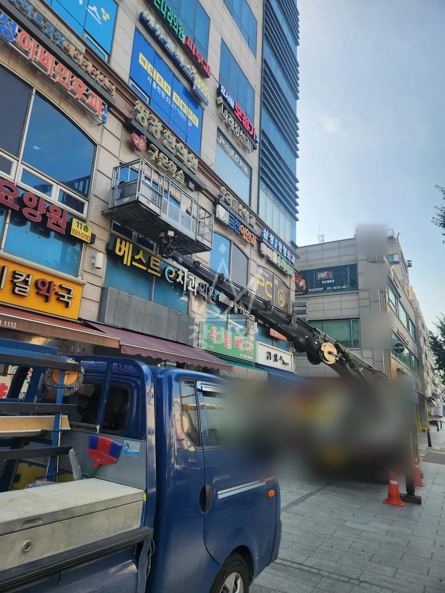 서울 금천구 스카이차 유리 작업 현장