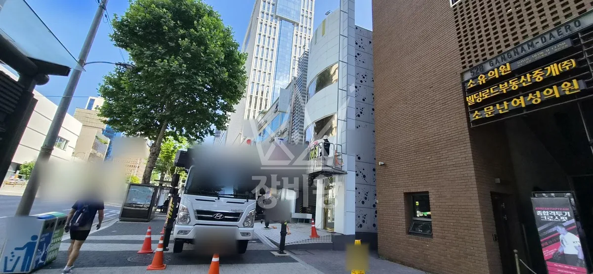 서울 강남구 압구정동 스카이차 간판 작업 현장