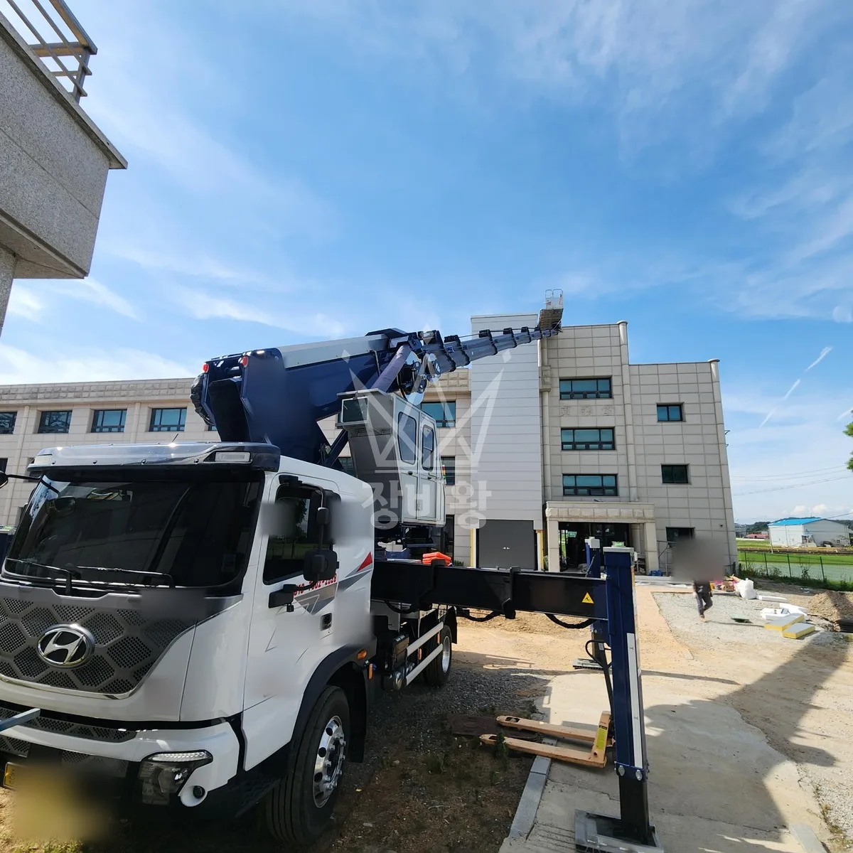 충남 부여군 스카이차 자재 양중 작업 현장