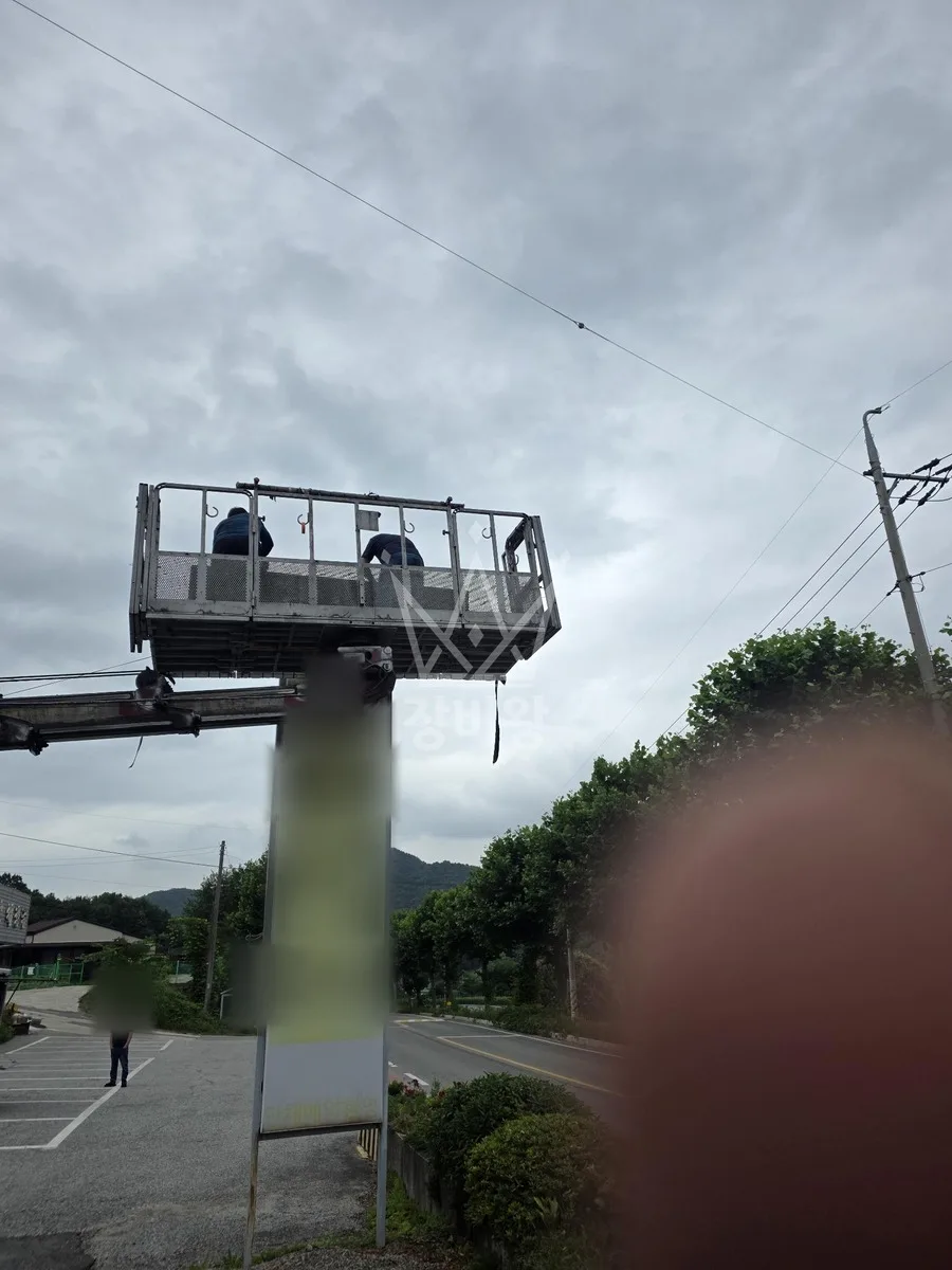 충북 음성군 스카이차 자재 양중 작업 현장