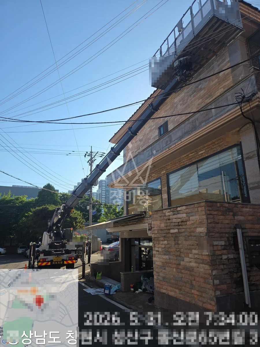 경남 밀양시 용평동 스카이차 철골 작업 현장