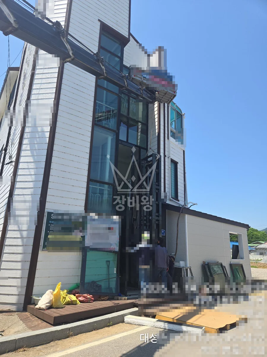 경기 가평군 스카이차 자재 양중 작업 현장