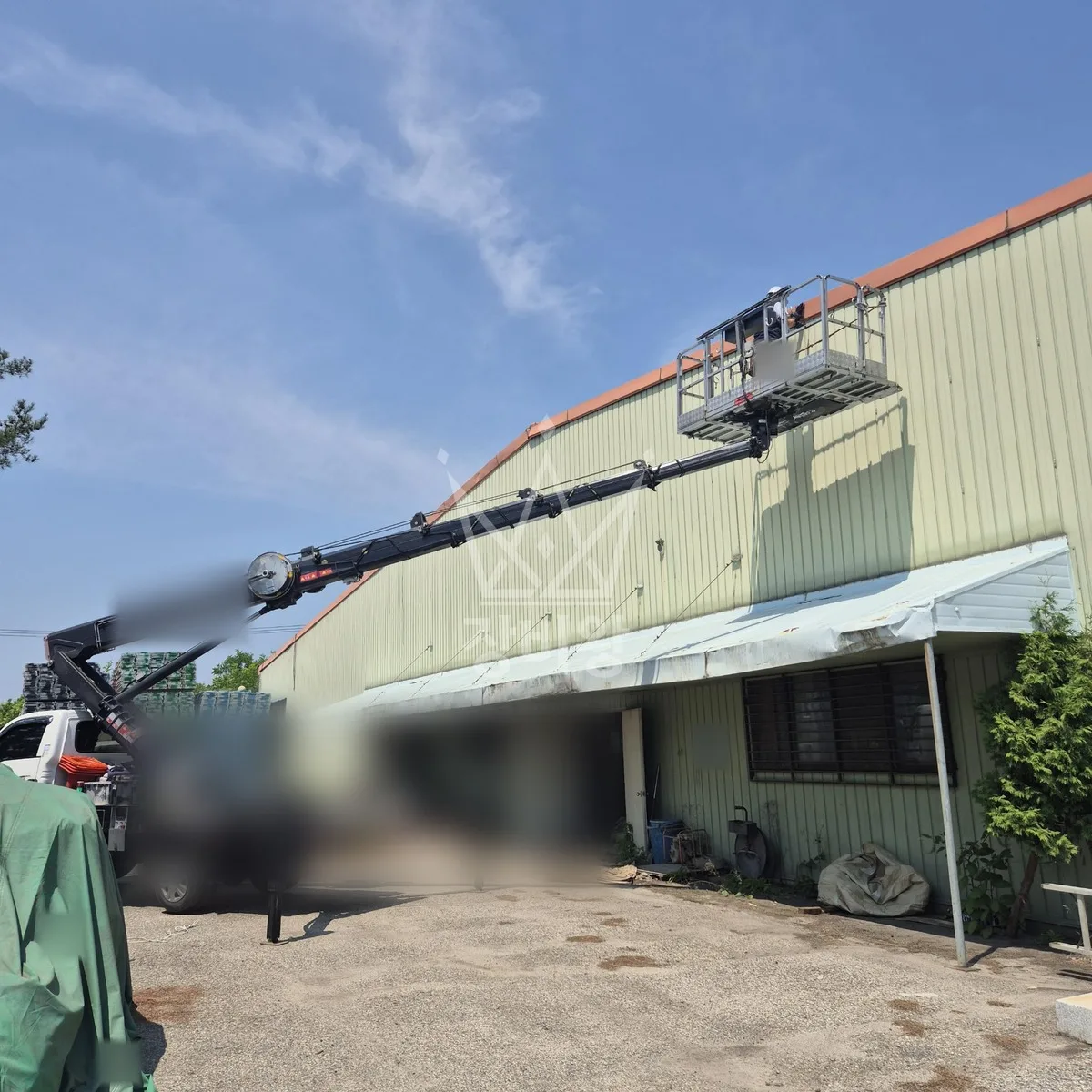 충북 음성군 스카이차 자재 양중 작업 현장