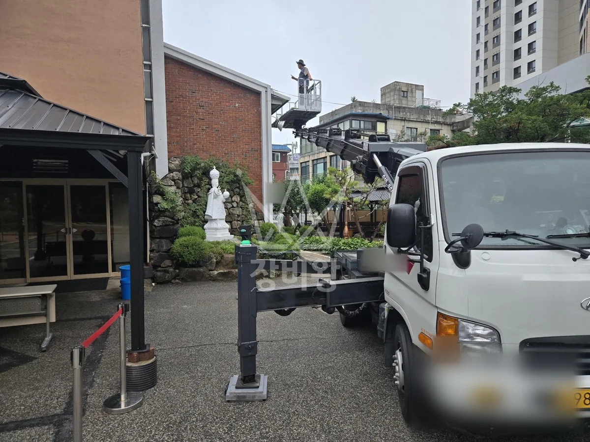 경기 수원시권선구 스카이차 유리 작업 현장