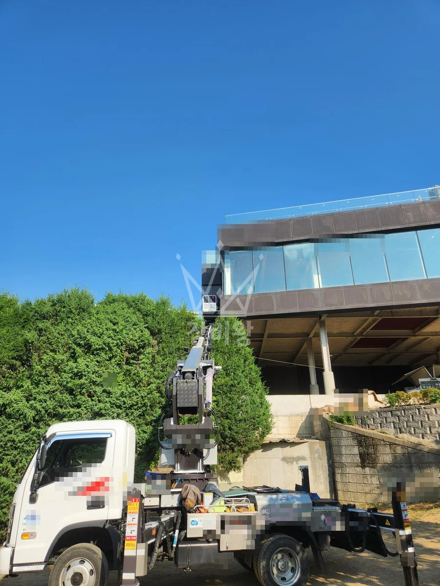 경기 수원시팔달구 구천동 스카이차 유리 작업 현장