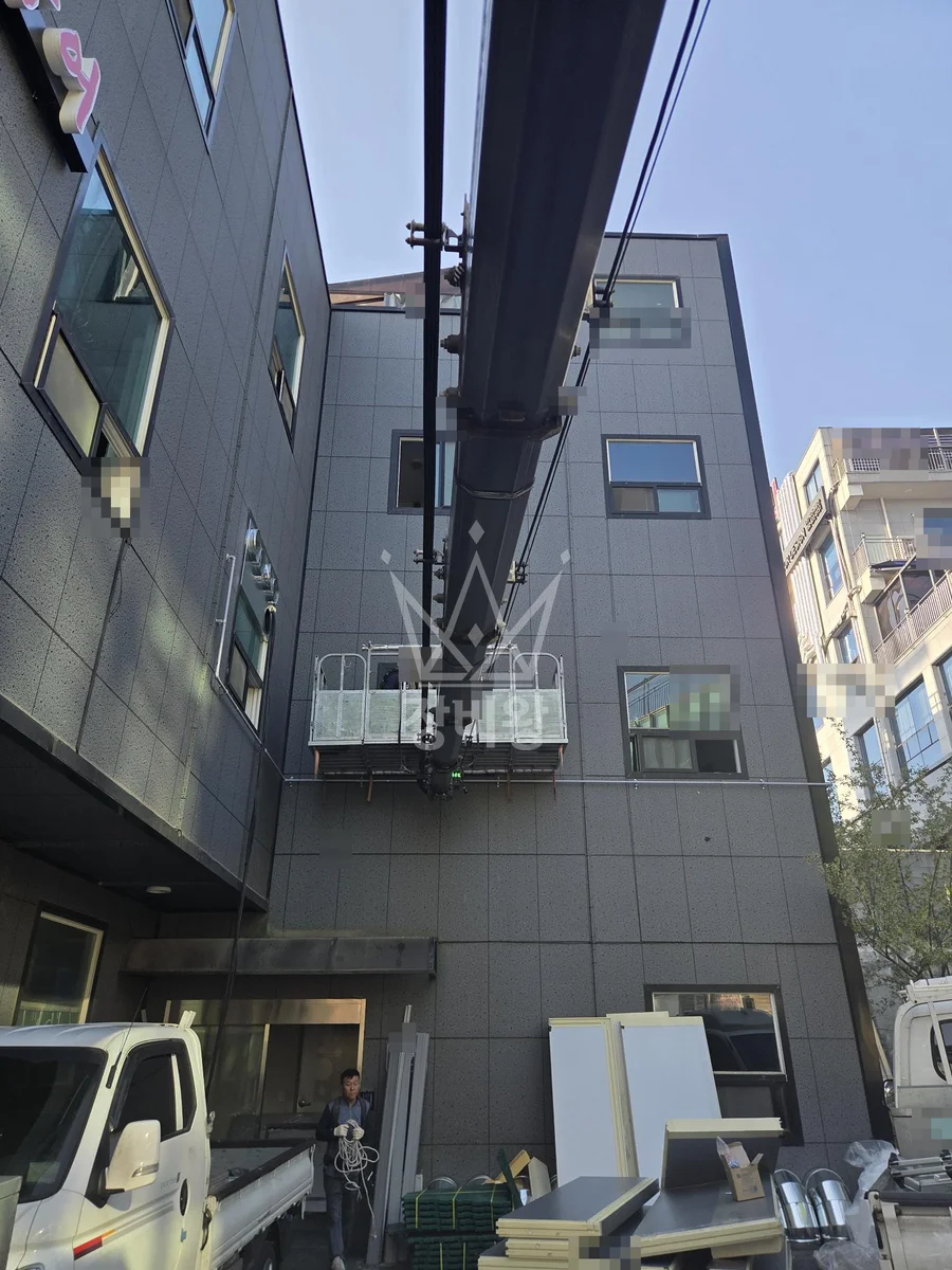경기 수원시팔달구 매산로1가 스카이차 철골 작업 현장