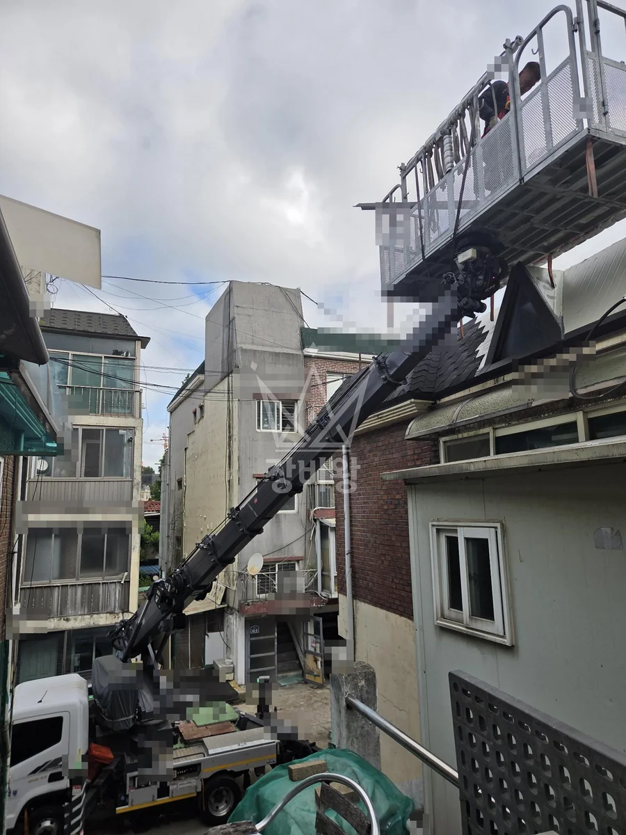 경기 파주시 적성면 구읍리 스카이차 지붕 공사 작업 현장