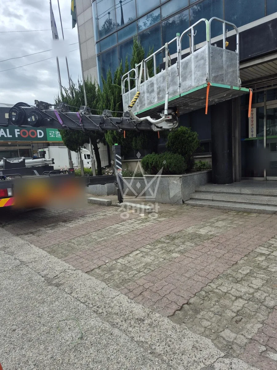 경북 청도군 스카이차 자재 양중 작업 현장