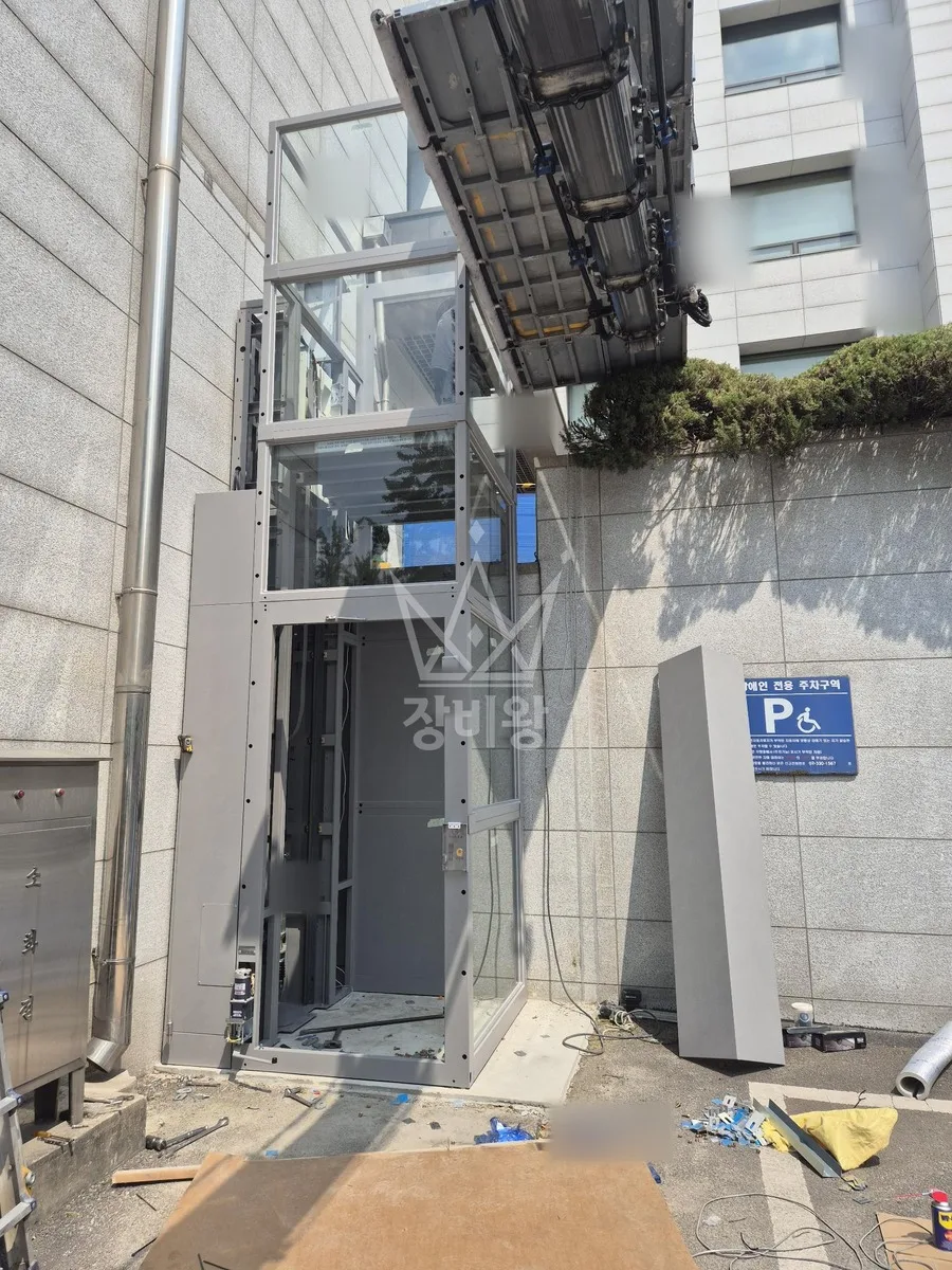 서울 서대문구 홍제동 스카이차 유리 작업 현장