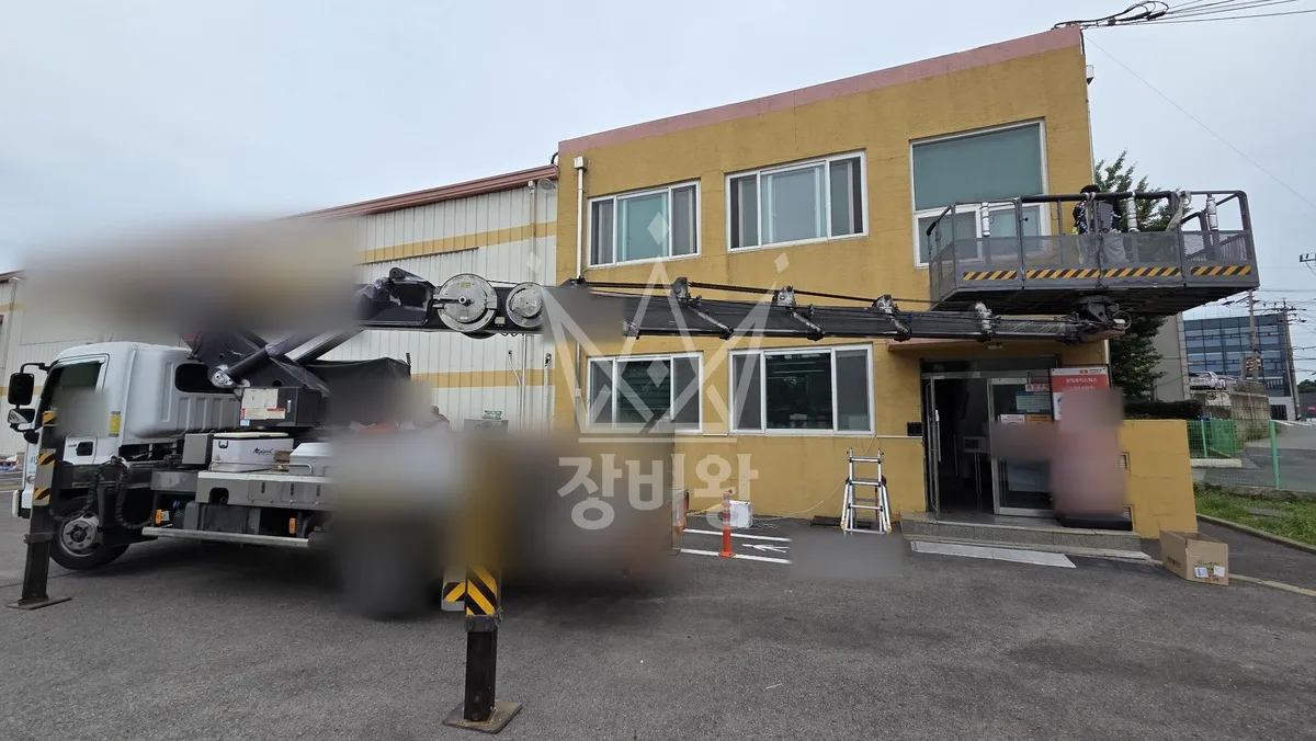 경기 용인시처인구 모현읍 동림리 스카이차 유리 작업 현장